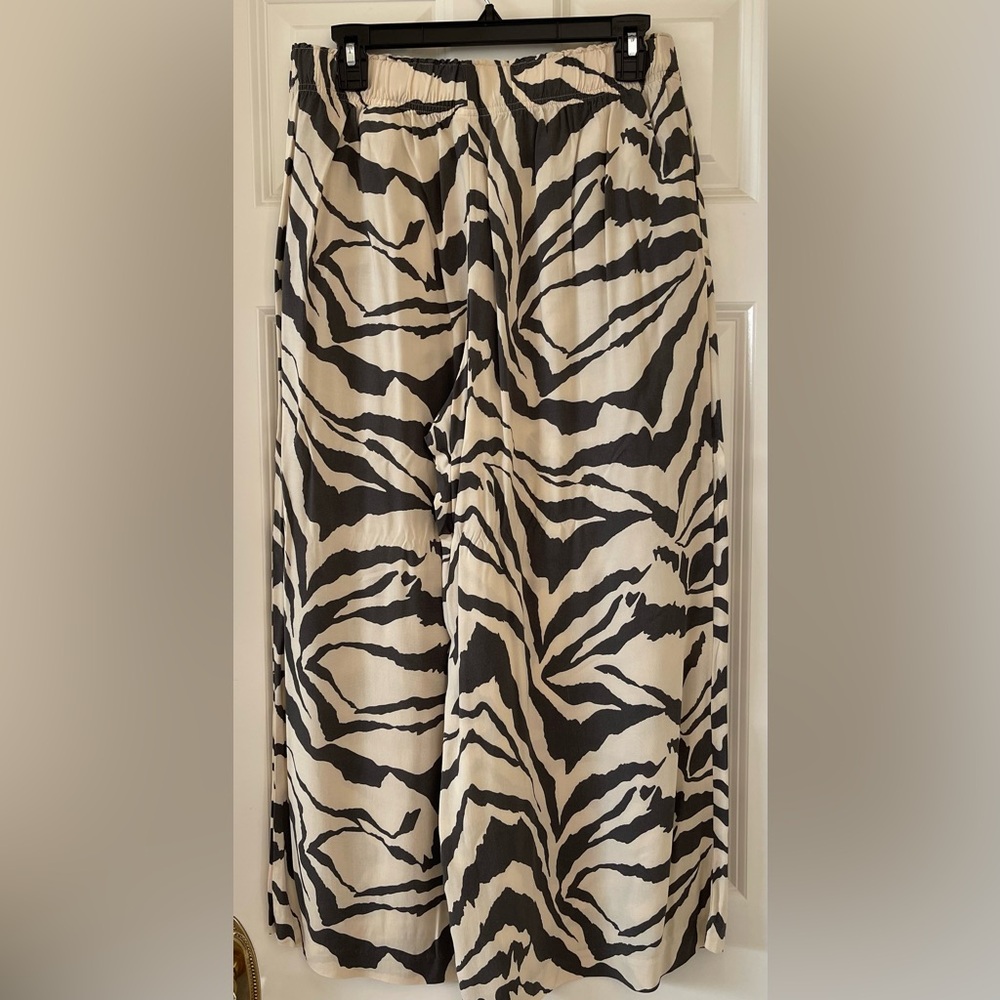 H&M - Zebra Print Pants Medium - EUC! - Picture 2 of 2